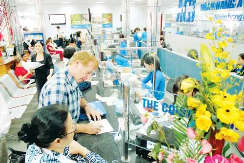 Giao dịch tại ACB. Ảnh: ĐỨC TRÍ